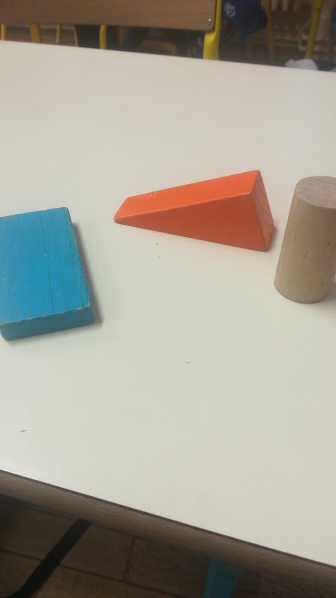s_epine's tweet photo. #LesPetitsReporters En maths, nous avons appris à trouver les sommets, les arêtes et les faces des solides. Lama https://t.co/AyhpbIstfx
