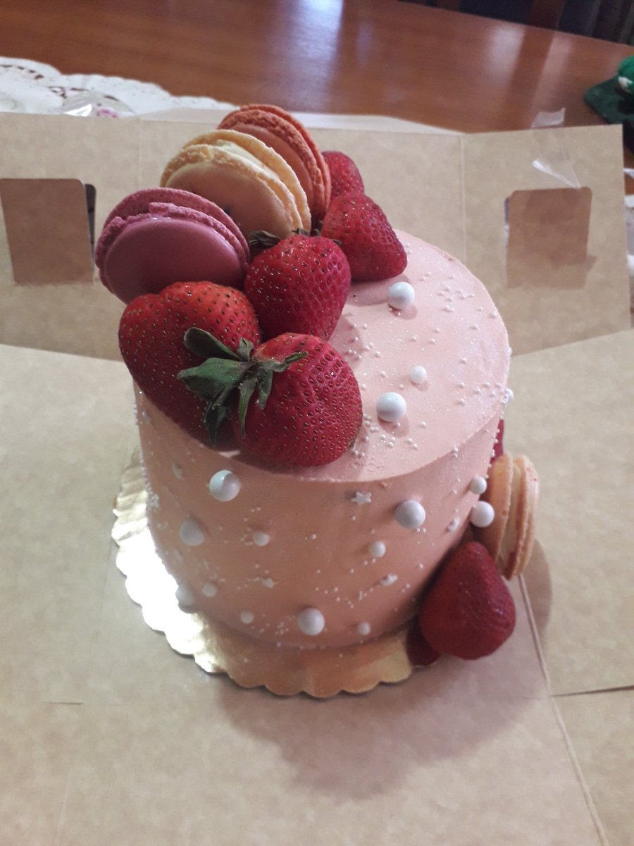 trinielf's tweet photo. The cake has arriiiived. It's red velvet which is important for a certain scene in the book ππ
And the macarons as well βΊπ€£ #sweethand https://t.co/4ncrYL5oDM