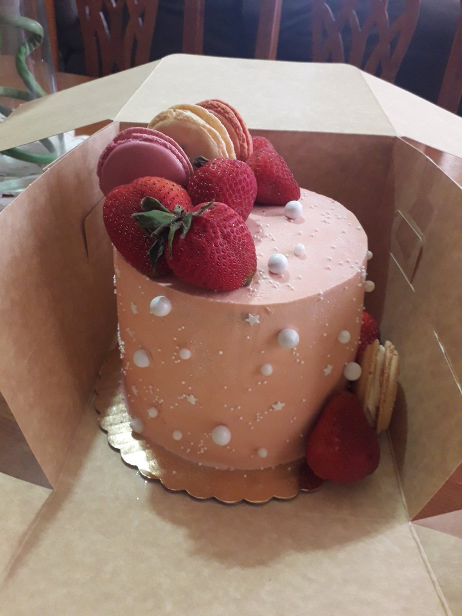 trinielf's tweet photo. The cake has arriiiived. It's red velvet which is important for a certain scene in the book ππ
And the macarons as well βΊπ€£ #sweethand https://t.co/4ncrYL5oDM