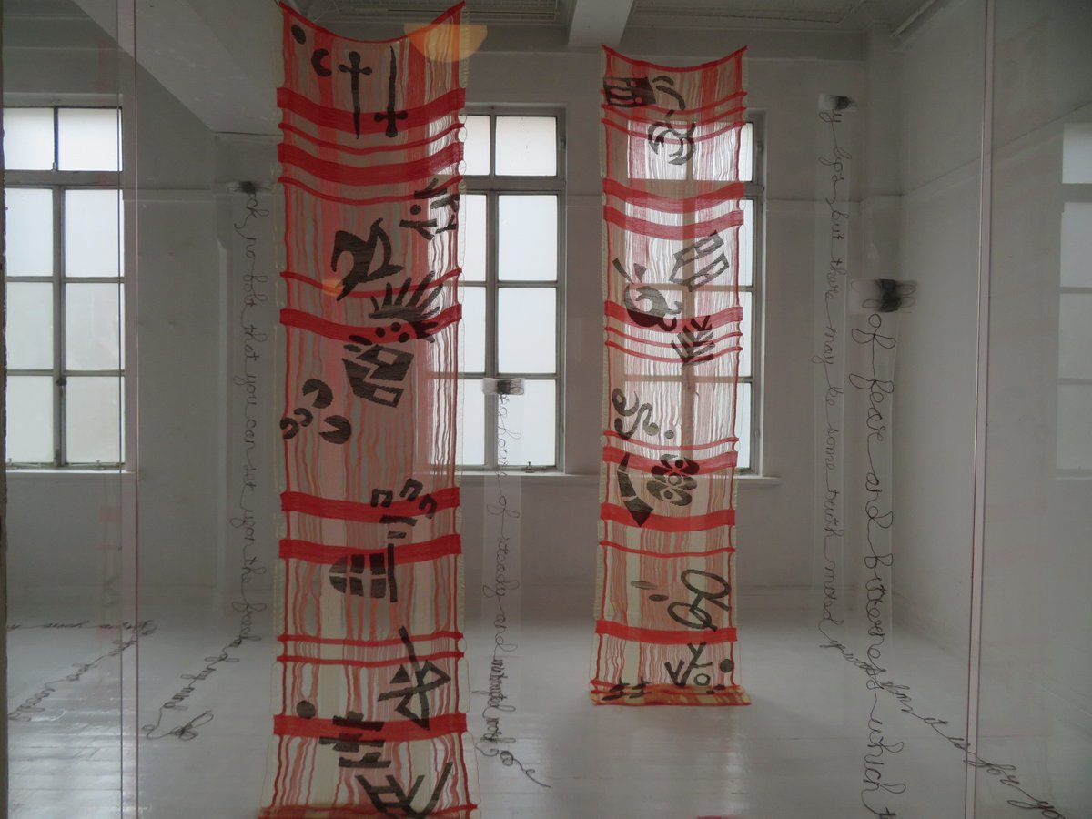 小吹隆文 V Twitter 取材報告 3 30 京都 ギャラリーギャラリーの ケイト シークリスト展 テキスタイル 作家はアメリカ人で 京都精華大大学院に在籍 作品は自作の象形文字のタペストリーと ヴァージニア ウルフの著作 自分だけの部屋 の一節を毛糸で記