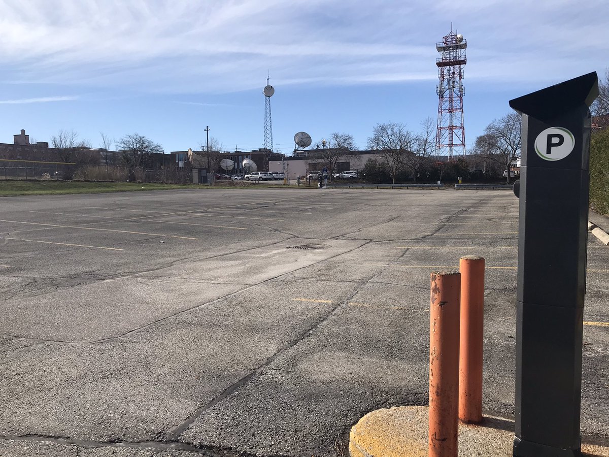The medical centre parking lot beside the tv station is so empty lately. Dunno why. Feels weird.