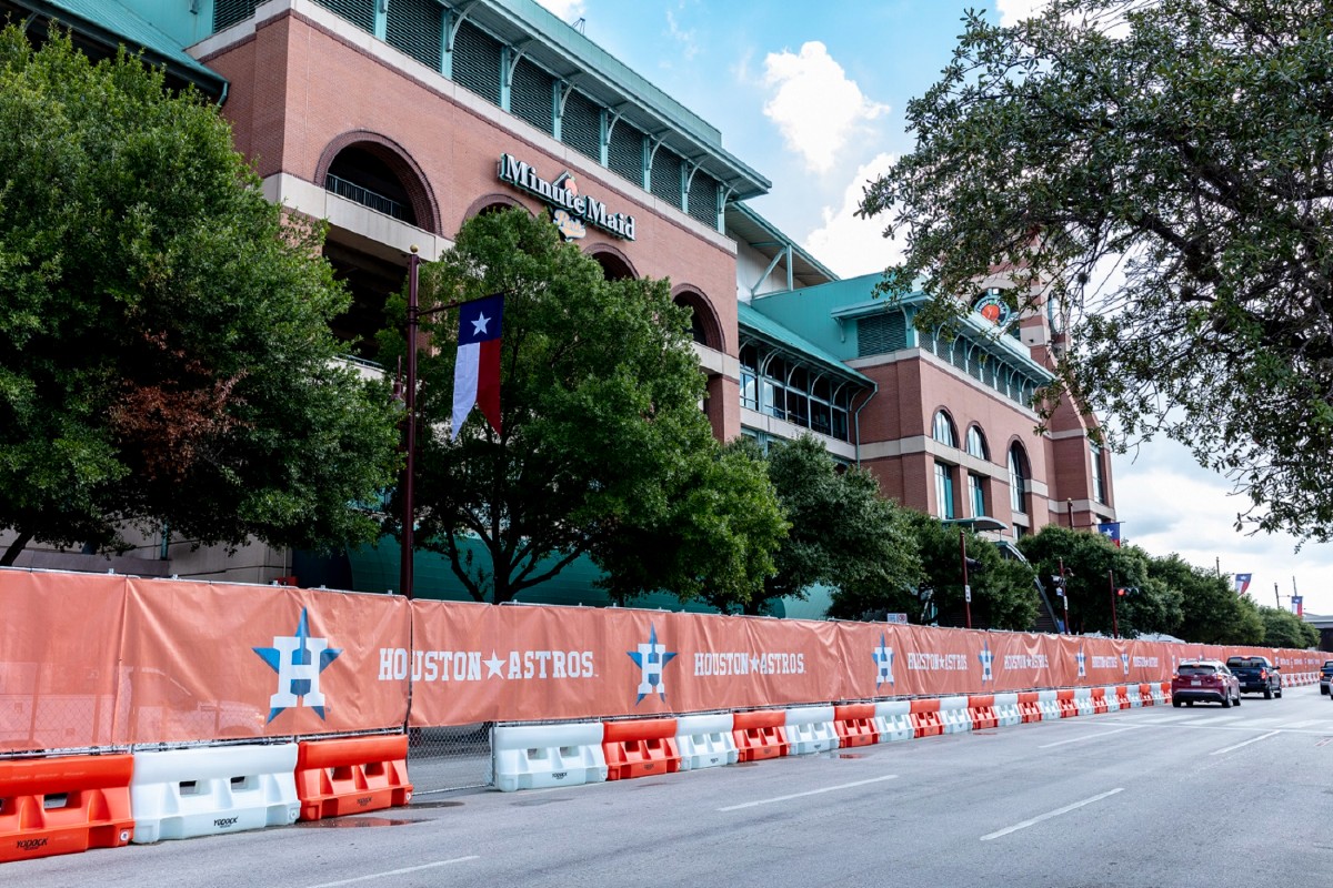 ENRnews's tweet photo. Facility managers at mega stadiums are turning to game-day experts @HighwayRentals for the water-filled barricades they need to keep fans safe and traffic flowing freely around the venue. Contact their game day experts at: https://t.co/o5FydcpUYp or 888-496-3625 #ad https://t.co/I34ZGkNHh0