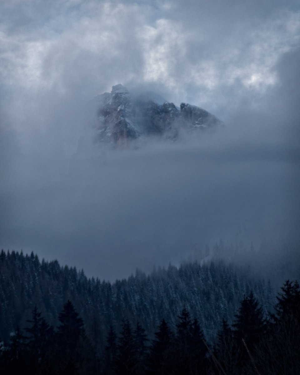 DolomiticXp's tweet photo. Sometimes nature allows us to play with the mountains. The fog can be so thick that it can completely cover the mountains out of our view. Peekaboo, where are you?
#dolomites #valbiois #dolomitilovers #mountainscapes #mountainorama #mountainview #mountainwomen https://t.co/6aDsKsDS6g