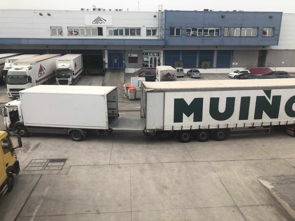david_nisio's tweet photo. @logisticaMUINO 
Muy poco profesional hacer logística en medio de la calle. 
@CELlogistica @cadesum https://t.co/SEybtjJf09