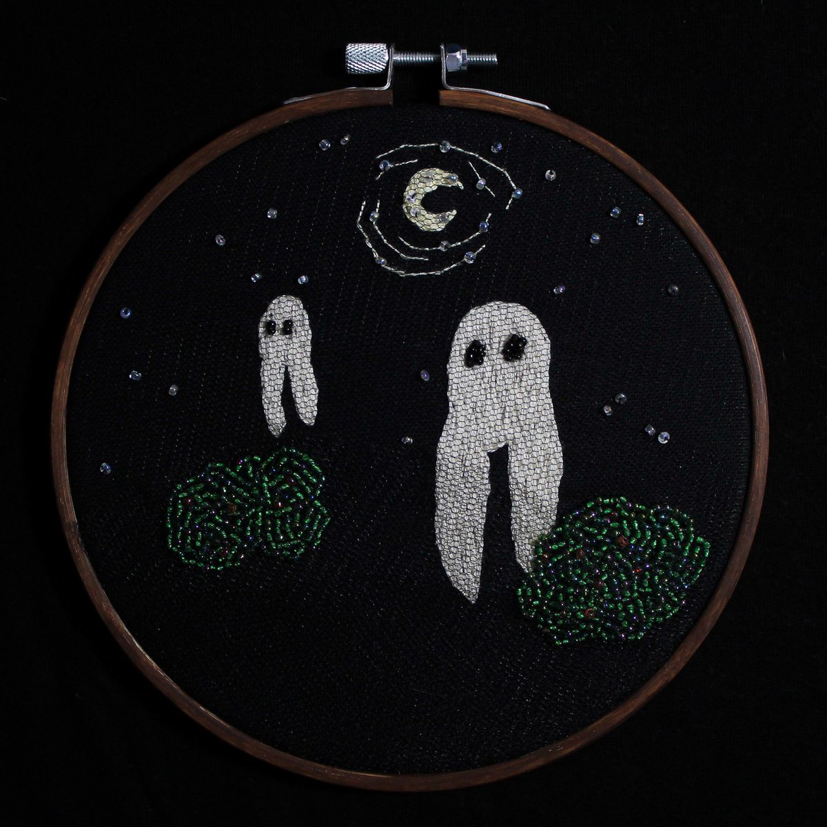 gloss__jpeg's tweet photo. fresno nightcrawlers...... they're standing there.....
i experimented with different layers of tulle and more beads and had so much fun!!
#embroidey #handembroidery https://t.co/qYyu4LCXqS