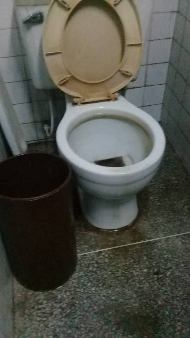 CarmenPecorelli's tweet photo. Pacientes del #cardiólogo de #Maracay han denunciado colapso de aguas negras en ese centro de salud. https://t.co/HjjbSaqyd4