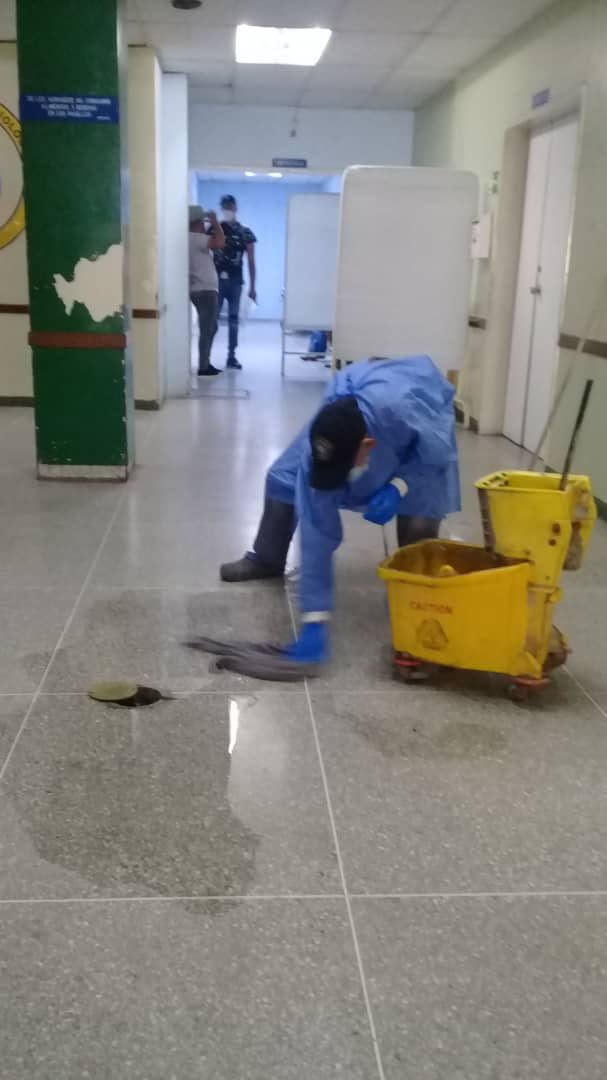 CarmenPecorelli's tweet photo. Pacientes del #cardiólogo de #Maracay han denunciado colapso de aguas negras en ese centro de salud. https://t.co/HjjbSaqyd4