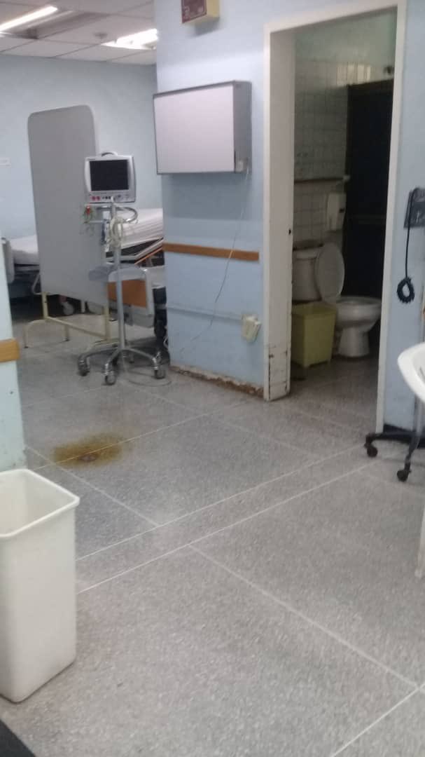 CarmenPecorelli's tweet photo. Pacientes del #cardiólogo de #Maracay han denunciado colapso de aguas negras en ese centro de salud. https://t.co/HjjbSaqyd4