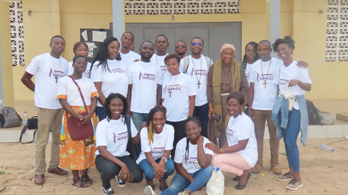 ParoledevieAdm's tweet photo. Environ 653 âmes pour glorifier le nom du Seigneur !
3 villages touchés !

Grand merci au Curé de la Paroisse St Jean l'Evangéliste, le Père AHOUSSI LE PRINCE.
Merci à la Mère supérieur de la congrégation des petites filles de St François d'Assise. https://t.co/VHNC99VitL