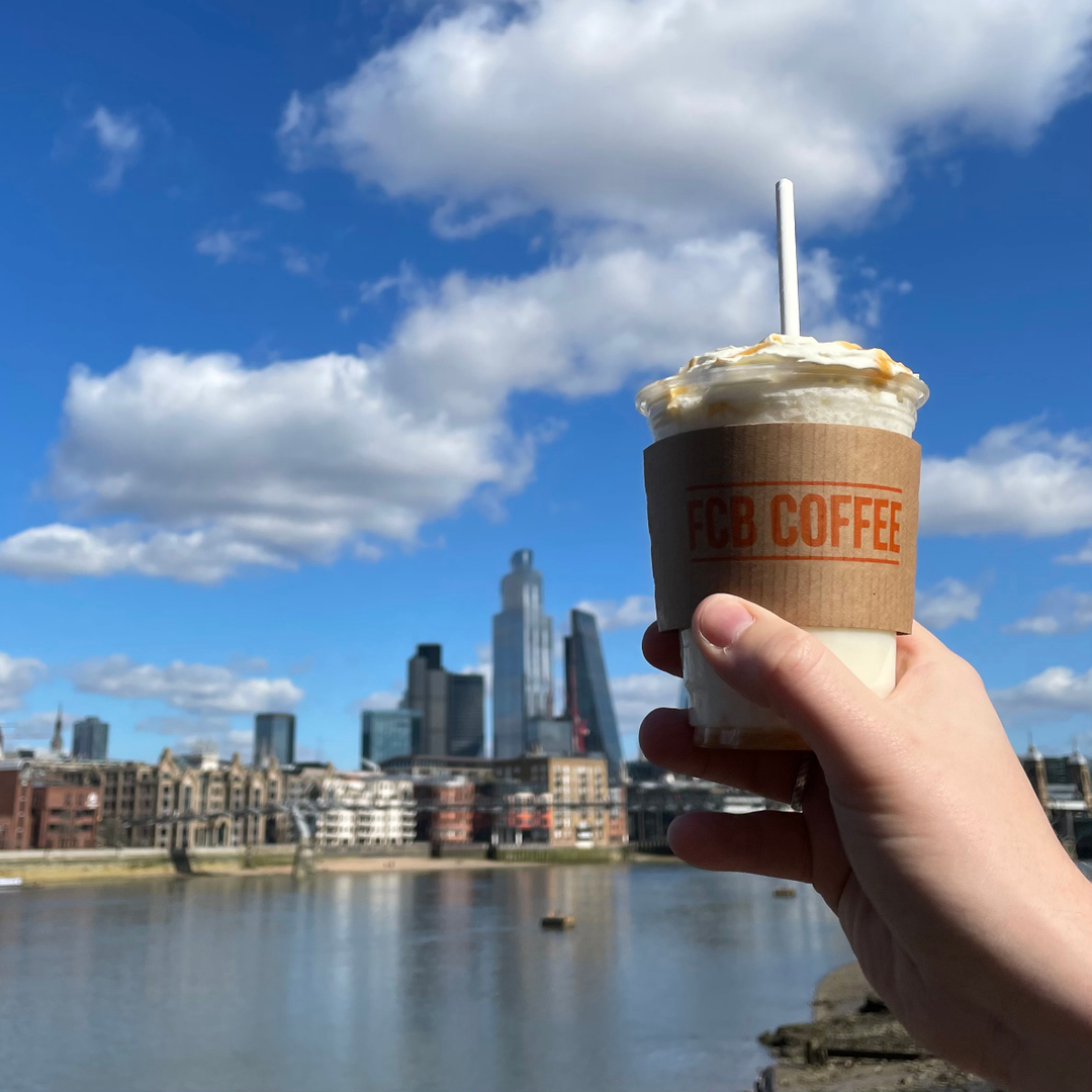 🚨 It’s the hottest day of the year (so far) the SUN is shining☀️ Iced drinks time🥤 
•
•
•
#sunshine #coffee #coffeelover #coffeeshop #thecityoflondon #coffeeoftheday #photooftheday #baristalife #barista #instacoffee #coffegram #london #milkshake #springishere