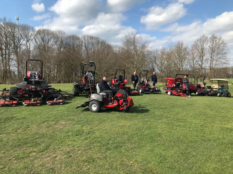 Sinds kort heeft Vos Golf en Sport een compleet nieuwe vloot machines voor het onderhoud van Twentsche Golfclub en Golfbaan de Lage Mors. Afgelopen vrijdag was de officiële overdracht. Van harte proficiat! <a href="/TheToroCompany/">Toro</a> <a href="/ToroGolf/">Toro Golf</a> <a href="/clubcar/">Club Car</a> <a href="/MaredoBV/">Maredo</a> #jeanheybroek