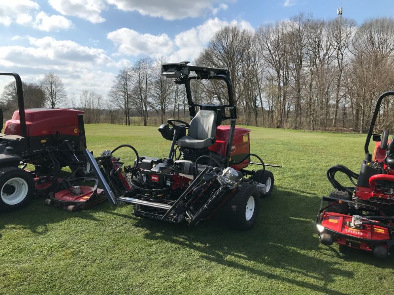 jeanheybroek's tweet photo. Sinds kort heeft Vos Golf en Sport een compleet nieuwe vloot machines voor het onderhoud van Twentsche Golfclub en Golfbaan de Lage Mors. Afgelopen vrijdag was de officiële overdracht. Van harte proficiat! @TheToroCompany @ToroGolf @clubcar @MaredoBV #jeanheybroek https://t.co/bwkTQhErEt