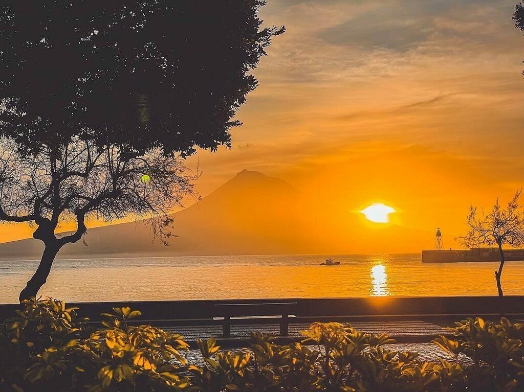 AzoresWhatElse's tweet photo. Photo by @lipevgoncalves Bom dia, com alegria e muita energia.
(Recordando um amanhecer épico)
O paraíso tem destas coisas!
🔝🔝🔝💢😎💢
.
#p3top #VisitPortugal @visitportugal #faialisland #InstaPassport #igTravel
#InstaGoodMyPhoto #JustGoShoot #ExploreToCreate #PeoplesCreat… https://t.co/qBAuOePLbT