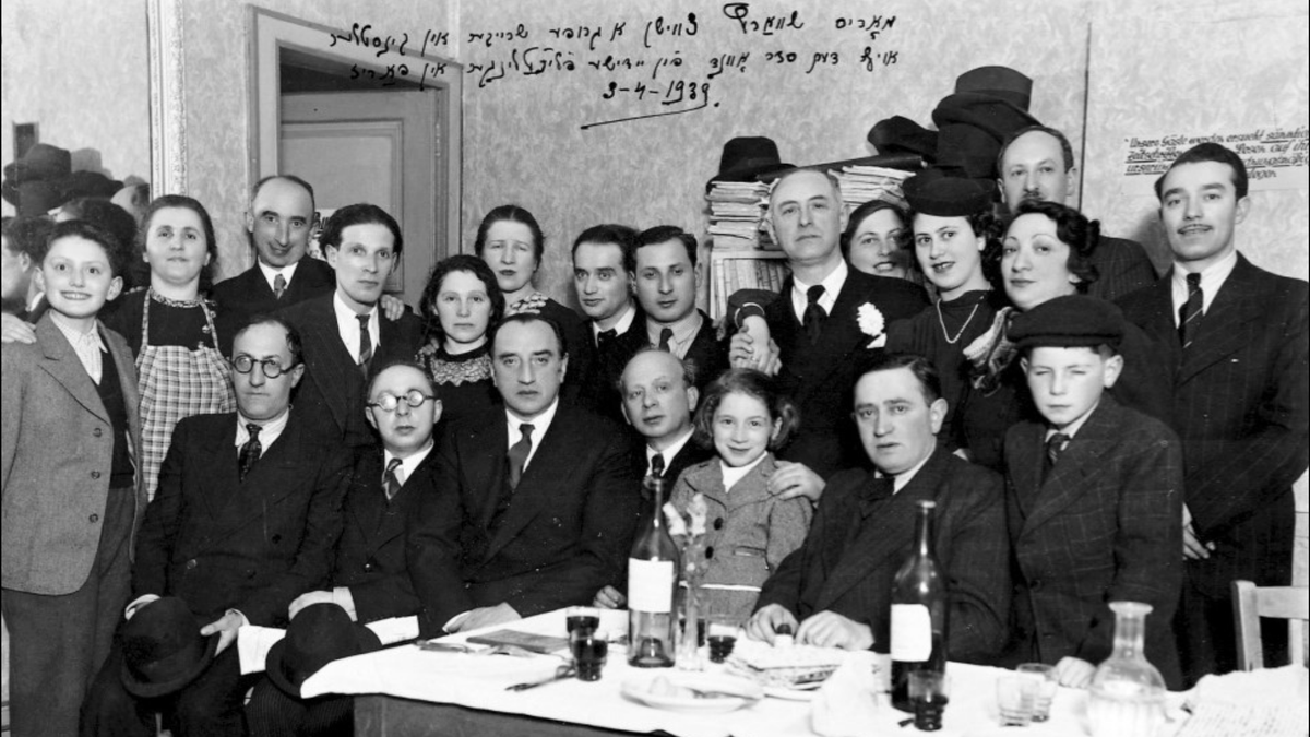 mahjparis's tweet photo. 3 avril 1939. L’écrivain et journaliste yiddish Hersh Fenster célèbre #Pessah au Foyer amical Dos yidishe vinkl, une association d’aide aux réfugiés juifs fuyant le nazisme, qu’il vient de fonder à Paris.
À venir en mai : #expoFenster + publication https://t.co/p3K0KKf2KK #Seder https://t.co/lMfX3dN5sF
