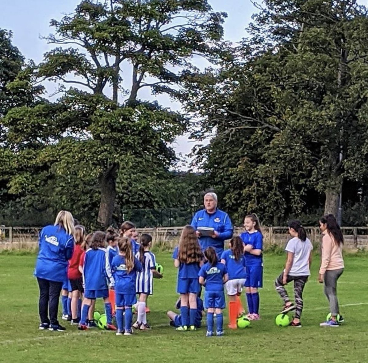 Football is Back! 

Our Juniors and Adults return this week with an extended season for most until June. #CGFC hopes that all players and coaches enjoy being back!☺️🔵⚪️