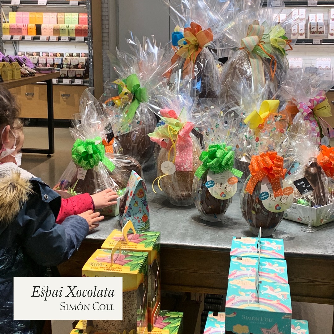 radiosantsa's tweet image. 🎙️ Sou més de xocolata negra, blanca o amb llet?🍫 
Nosaltres, avui, les hem descobert totes a l'Espai Xocolata @simoncoll_  amb Núria Escala i Mar Gibert

⏯️ Ja podeu recuperar el "Passegem per..." més dolç a través de l'enllaç: go.ivoox.com/rf/67564736