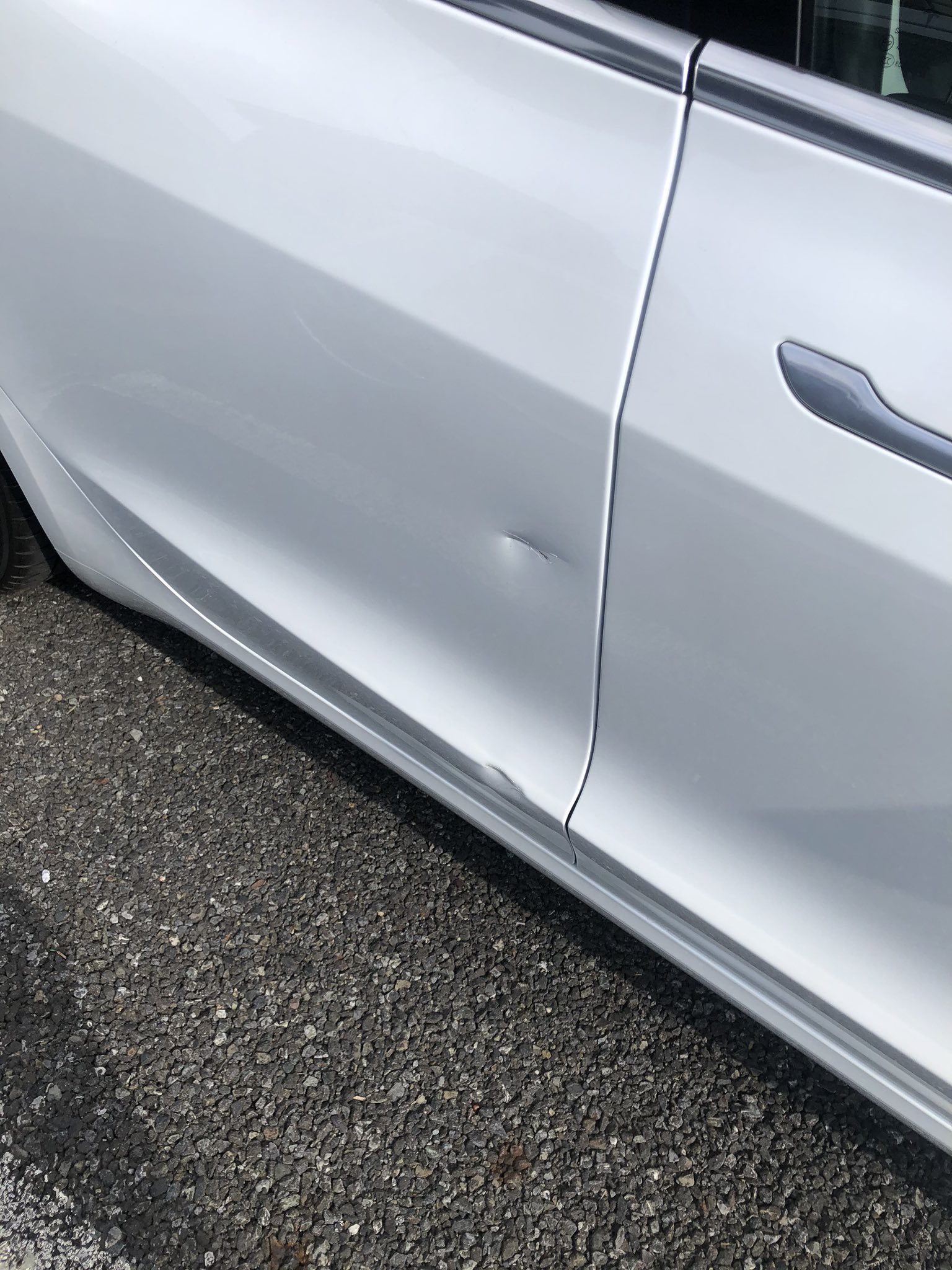 Tesla乗り やすひら 私のテスラ モデル3 備忘録 フィルムはautofilmfactoryさんへ コーティングは名古屋ならポリッシュガレージさん 関東ならリボルト川崎さんへ Model3のデコレーションはtaccessoriesさんへ タイヤのローテーションは