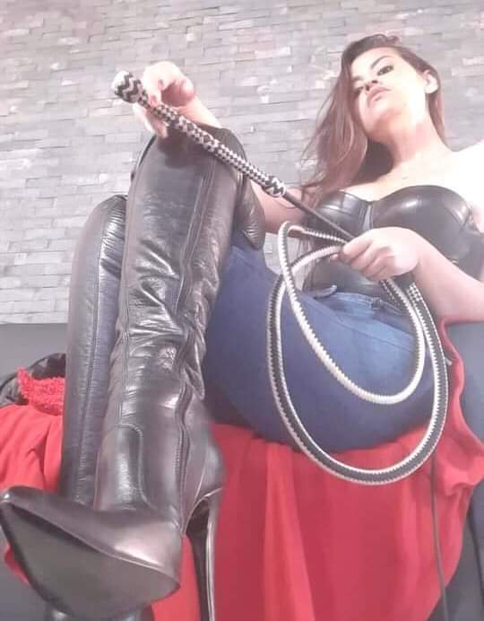 MistressKatia's tweet photo. تعلم الزهد قبل دخولك إلى عالمي😏😌
ف في عالمي لا وجود لنفسك ولا لرغباتك هناك فقط انا  وانا فقط 😌👑

#queen_roro👑💋
#عمة #سادية#رجلين https://t.co/dOhuEknRLc