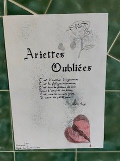 Le lycée international des Pontonniers de Strasbourg s'est associé à l'événement du #PrintempsdesPoetes et a affiché des vers poétiques illustrés dans ses locaux.