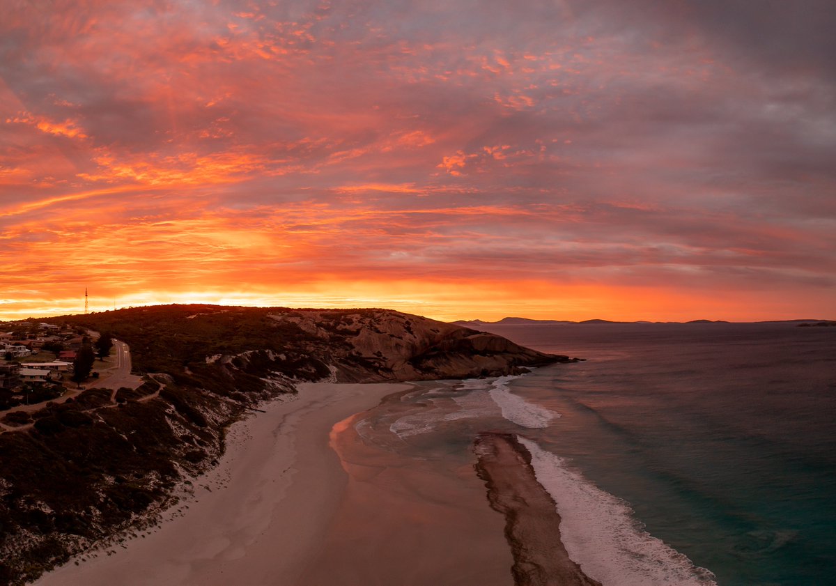 jaimenhudson's tweet photo. West Beach was LIT this AM 🔥
.
#beautiful #sunrise #esperance #australia https://t.co/eTeMpcqkjV