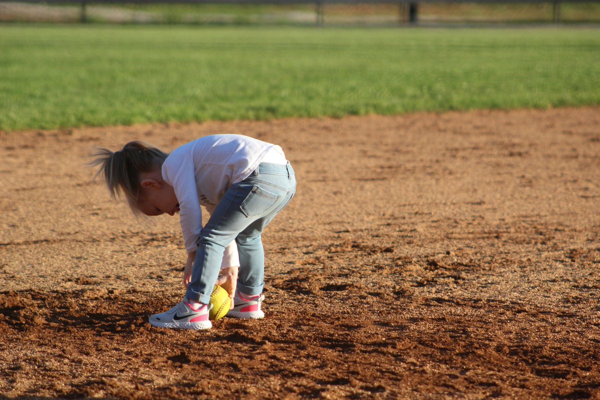 AllenRussell2's tweet photo. So glad she’s getting to be around the ball field now!  Makes the good games great and the bad ones a little better.. #LadyMav https://t.co/1BrOocxmKK