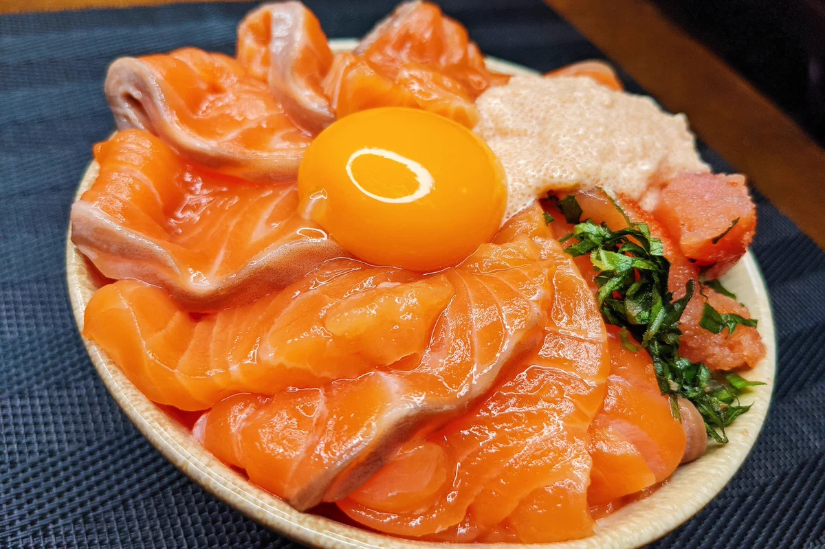 献立に悩んでいる人は是非！「サーモン」+「明太子」の丼ものレシピ！