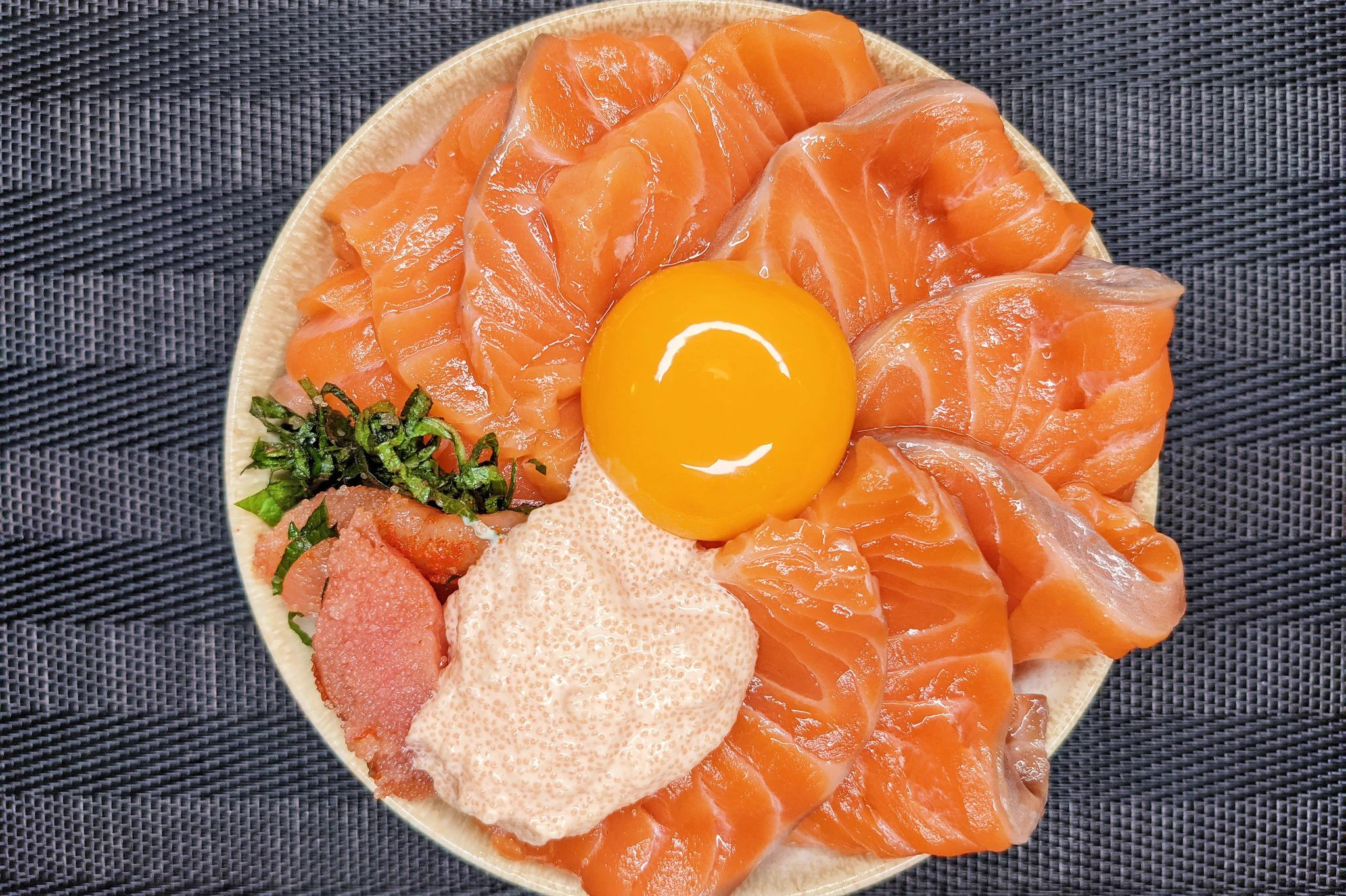 献立に悩んでいる人は是非！「サーモン」+「明太子」の丼ものレシピ！