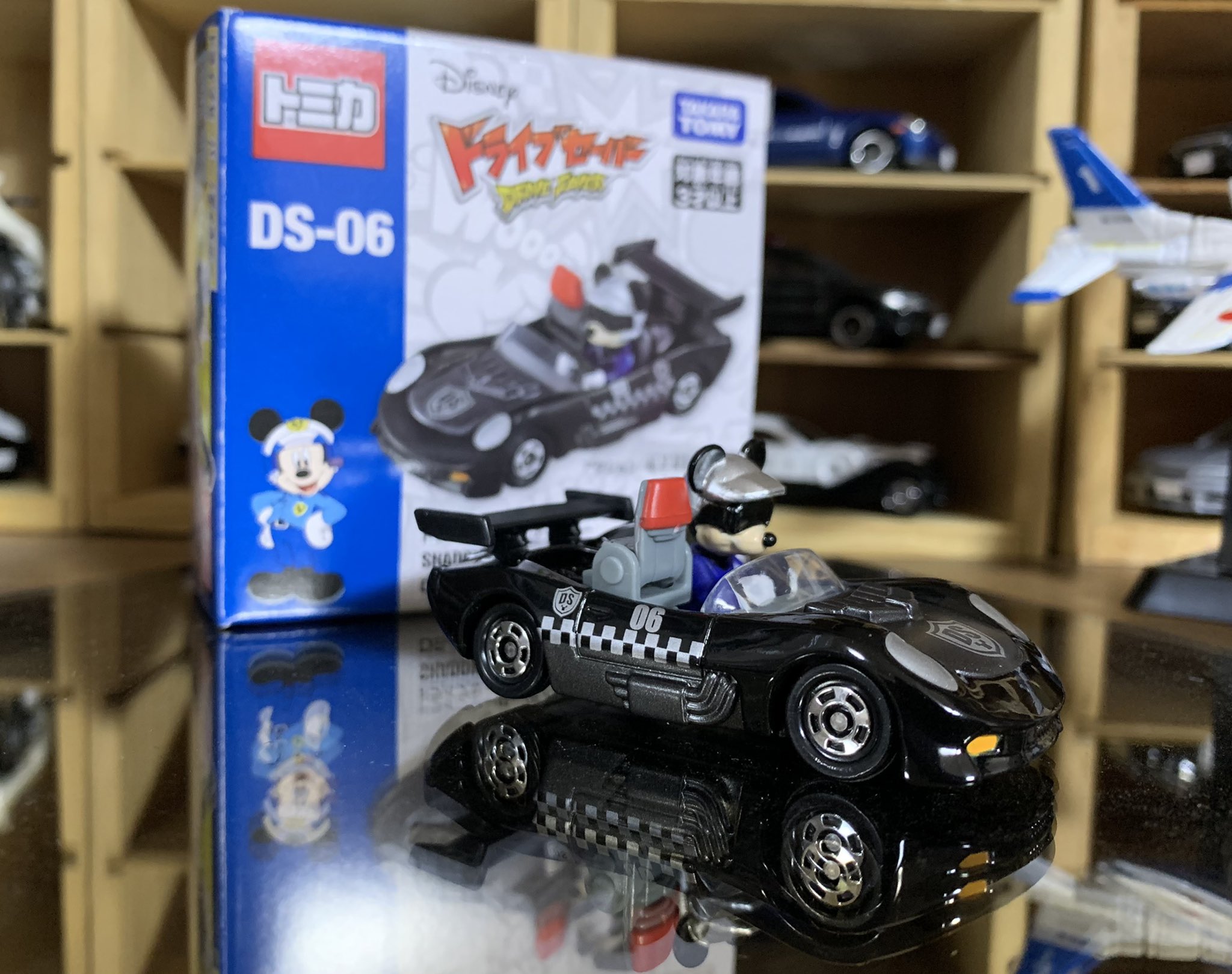 彦 ドライブセーバー シャドーポリス ドライブセーバーの新車ですね ディズニーとパトカーが好きな私にぴったりのシリーズです 正直そこまで刺さってはいない 助手席を回転させると赤いのが出てくるという 覆面パトカー的なやつですね １１９