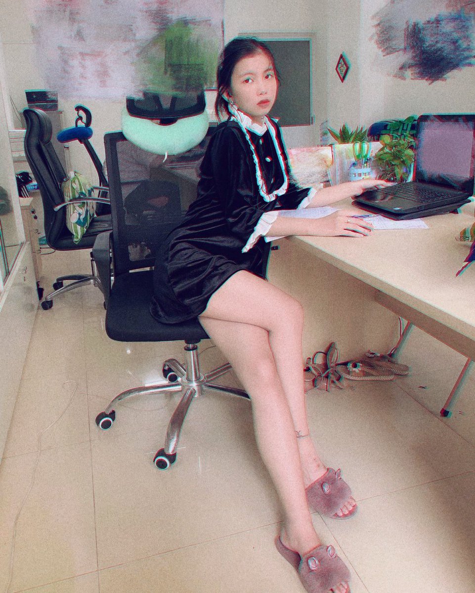 憨憨on X: 我就穿昨天发的那样来上班了😂，同事都问我冷吗哈哈。他们肯定都以为我里面穿的是短裤，更想不到我把衣服掀起来发骚