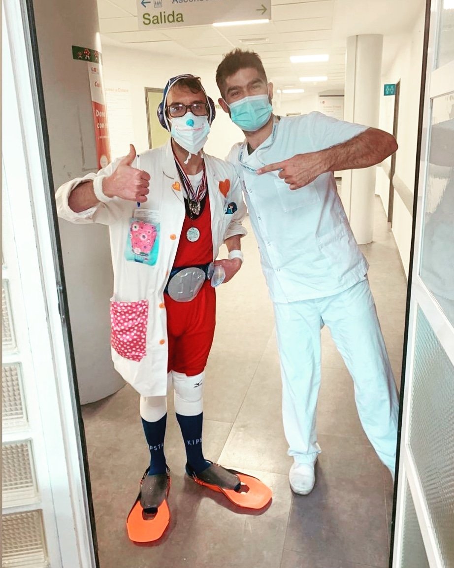 FTheodora's tweet photo. Nuestro querido Doctor Petanka ya está de vuelta en los hospitales, llevando sonrisas y aire fresco a nuestros pequeños im-pacientes.
⭐¡Feliz martes a tod@s!⭐

#visitaspresenciales #volvemos #volvemosconfuerza #volvemosauno #hospitallapaz #hospitales #humanizaciónhospitalaria https://t.co/S6D6ImALWc