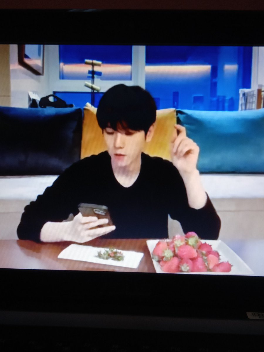bby_bacon's tweet photo. gw ngiler ama stroberinya anjirr🤤 https://t.co/cbObQQ8LxU