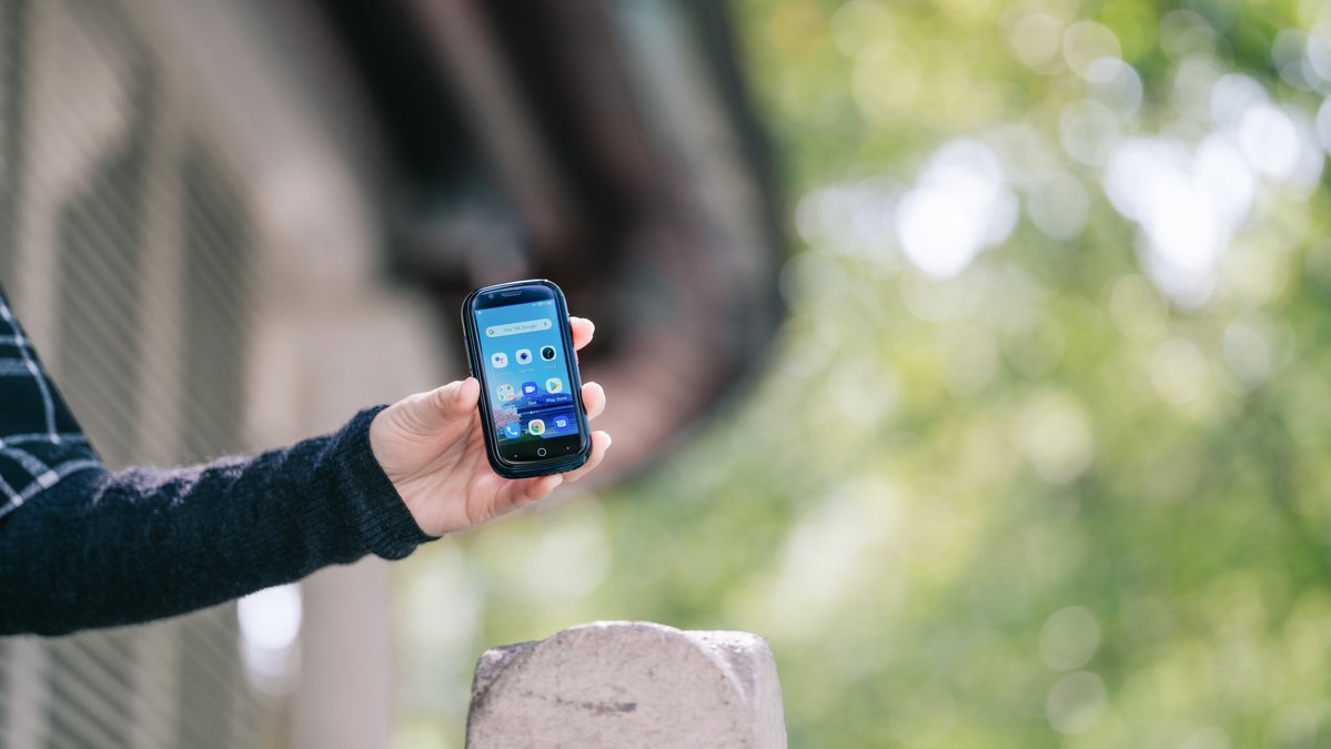 Unihertz's tweet photo. #Jelly2 We make them small in size, but we don't sacrifice their quality.

🛒https://t.co/U5mC9KNzif

@UnihertzG @UnihertzJapan 
#unihertz #smallphones #tinydevice #tech #lessismore #goodquality #minisize https://t.co/47209z2TG4