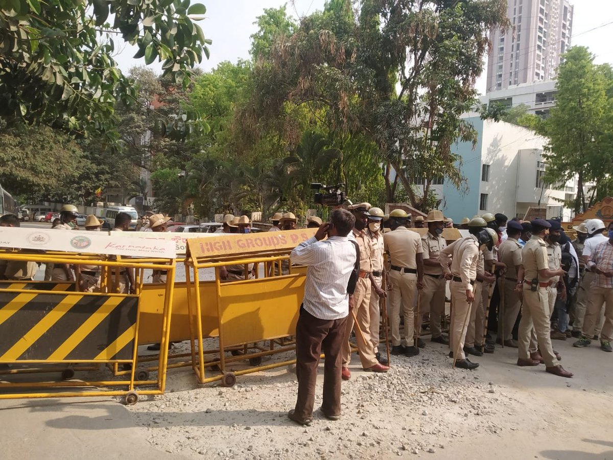 Vijaykarnataka's tweet image. Breaking news : ಮಿಲ್ಲರ್ಸ್ ರಸ್ತೆಯಲ್ಲಿರುವ ಎಸಿಎಂಎಂ ನ್ಯಾಯಾಲಯದಲ್ಲಿ ಯುವತಿಯನ್ನು ಹಾಜರುಪಡಿಸಲಾಗಿದೆ.
#CDCase