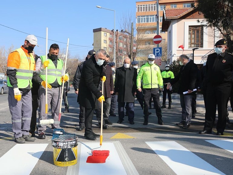 valikirklareli's tweet photo. 📍🚸 Yaya Önceliği Kırmızı Çizgimizdir... 📍
 📌 Bugün #KırmızıCizgimiziCekiyoruz

Yaya Öncelikli Trafik Yılı etkinlikleri kapsamında  “KIRMIZI ÇİZGİMİZİ ÇEKİYORUZ” mottosuyla Kavşak giriş ve çıkışları ile yaya ve okul geçitlerine yaklaşırken yavaşlamak, varsa buralardan +++ https://t.co/Q2pXGxrKCB