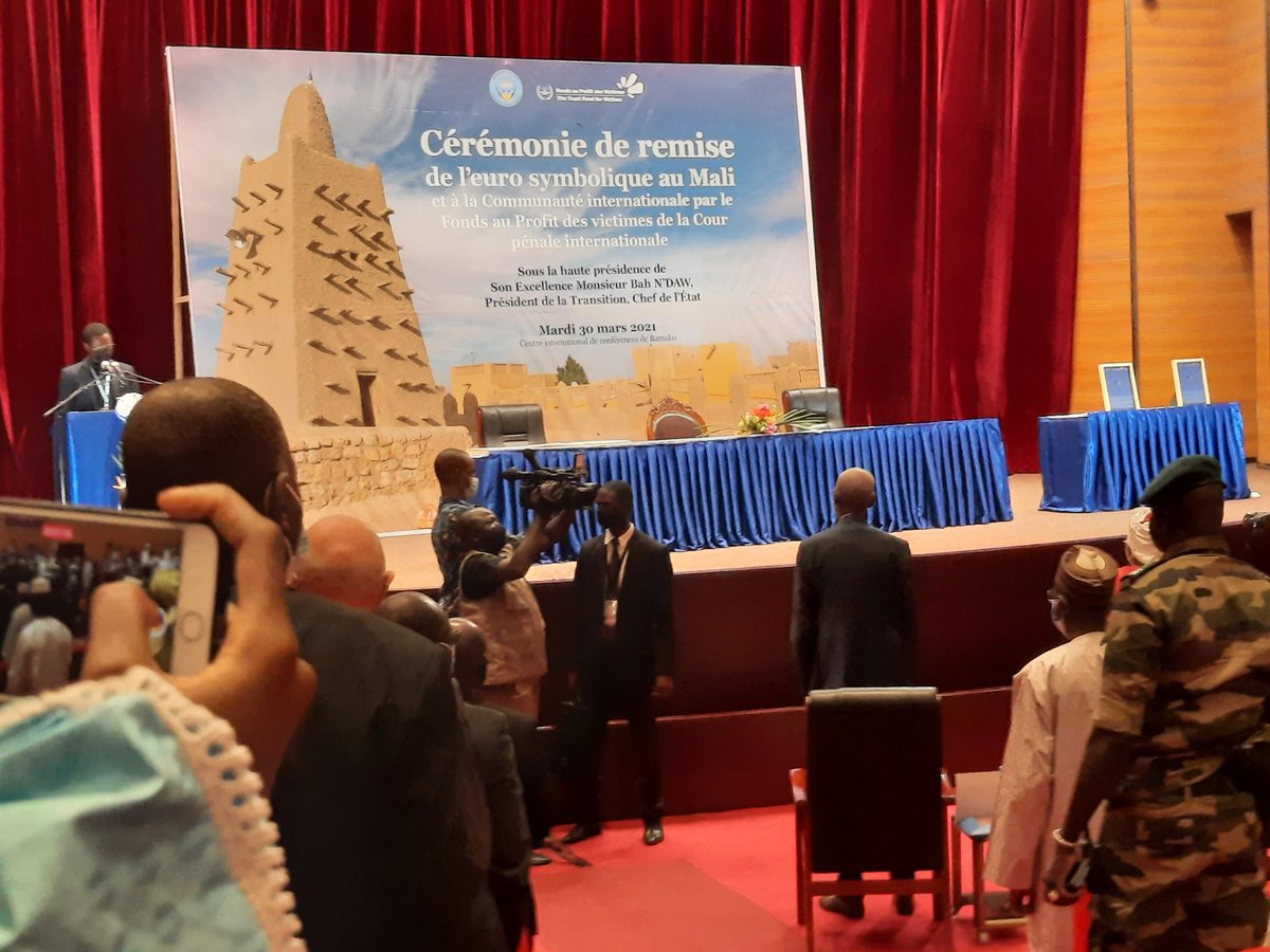 Cérémonie de remise de l'euro symbolique au Mali et à la communauté internationale par le Fonds au profit des victimes de la Cour pénale internationale (CPI).
<a href="/CVJR_MALI/">Commission Vérité, Justice et Réconciliation MALI</a> <a href="/ASFCanada/">Avocats sans frontières Canada</a> <a href="/pascalpparadis/">Pascal Paradis</a>