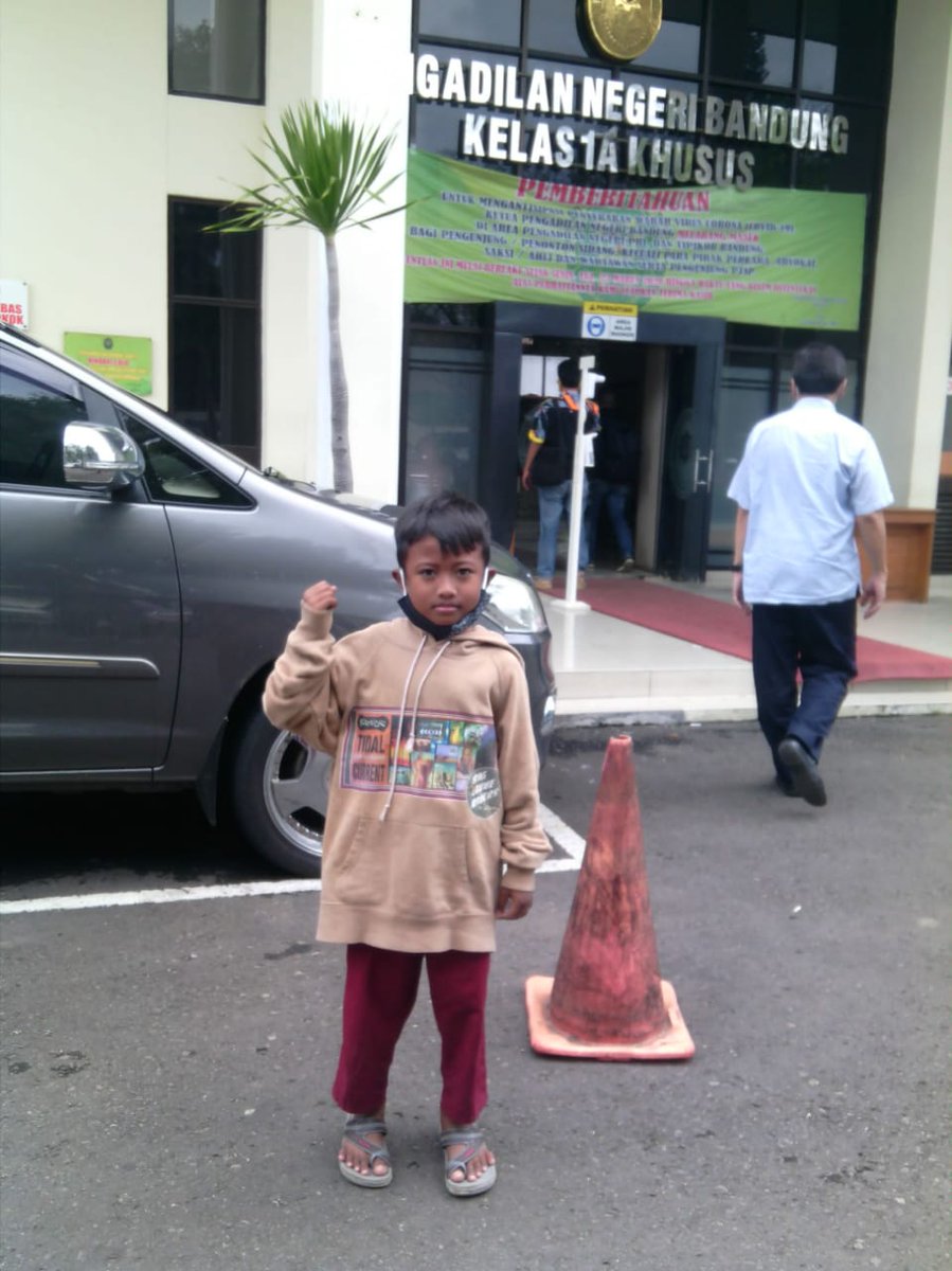 Siang tadi, sidang lanjutan perkara pidana terhadap Sdri. Aan Aminah  dengan agenda keterangan saksi dari pihak perusahaan untuk pelapor. 

#BebaskanAanAminah
#SaveBuruhSandangSariBandung

#HentikanPenyidikanTerhadapSusiDkk