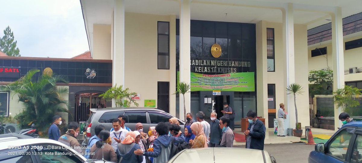 Musri_SEBUMI's tweet photo. Siang tadi, sidang lanjutan perkara pidana terhadap Sdri. Aan Aminah  dengan agenda keterangan saksi dari pihak perusahaan untuk pelapor. 

#BebaskanAanAminah
#SaveBuruhSandangSariBandung

#HentikanPenyidikanTerhadapSusiDkk https://t.co/gYfgQKf4PO
