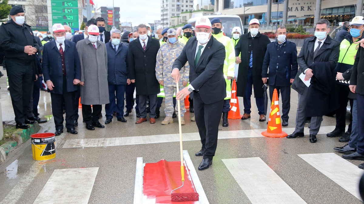 BursaValiligi's tweet photo. 📍Nilüfer/Odunluk

İçişleri Bakanımız Sayın Süleyman Soylu'nun Başlattığı #YayalarKırmızıCizgimiz Kampanyası Kapsamında ve "Hepimiz Yaya Geçitlerindeyiz" Sloganı ile Düzenlenen Etkinlik Vali Yardımcısı Mustafa Özsoy'un Katılımlarıyla Gerçekleştirildi. 

#kırmızıçizgimiziçekiyoruz https://t.co/degXOdOu4H