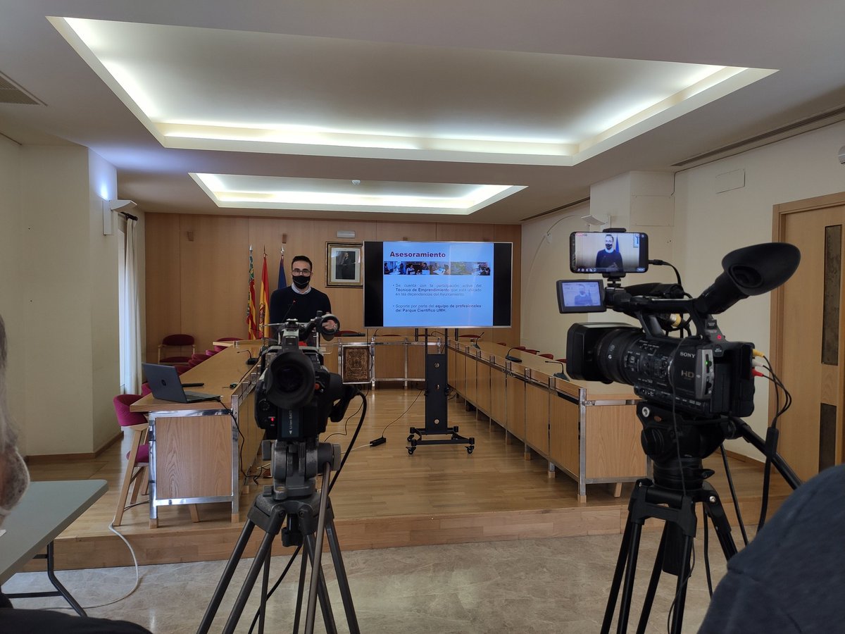 PcientificoUMH's tweet photo. 🧍‍♂️ @CarlosFabra18 explica en detalle los puntos importantes de esta sexta edición del programa #AspeEmprende junto al @aytoaspe.

#Emprendimiento #Aspe #Empresas https://t.co/wZH3pB3v2S
