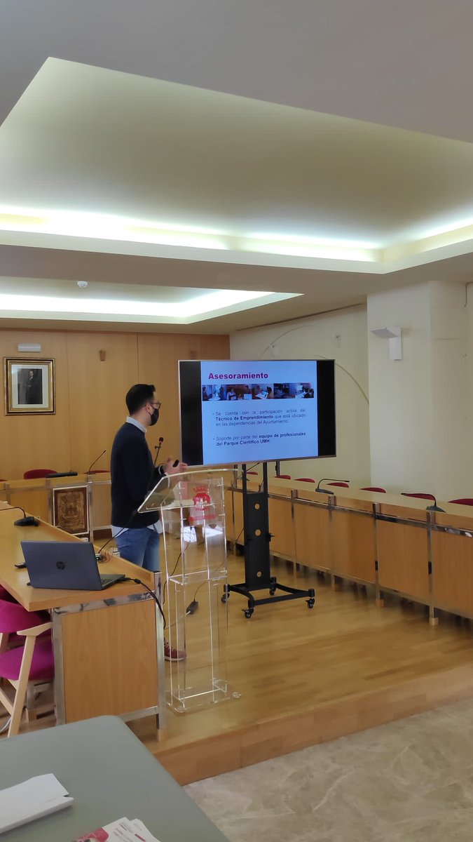 PcientificoUMH's tweet photo. 🧍‍♂️ @CarlosFabra18 explica en detalle los puntos importantes de esta sexta edición del programa #AspeEmprende junto al @aytoaspe.

#Emprendimiento #Aspe #Empresas https://t.co/wZH3pB3v2S