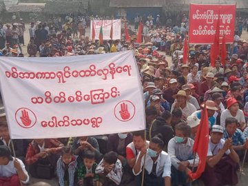 TostevinM's tweet photo. Some of today's protests in Myanmar. People continue to come out despite the killing of more than 500 people by the junta's forces. #WhatsHappeningInMyanmar https://t.co/U5sUWR2ISt