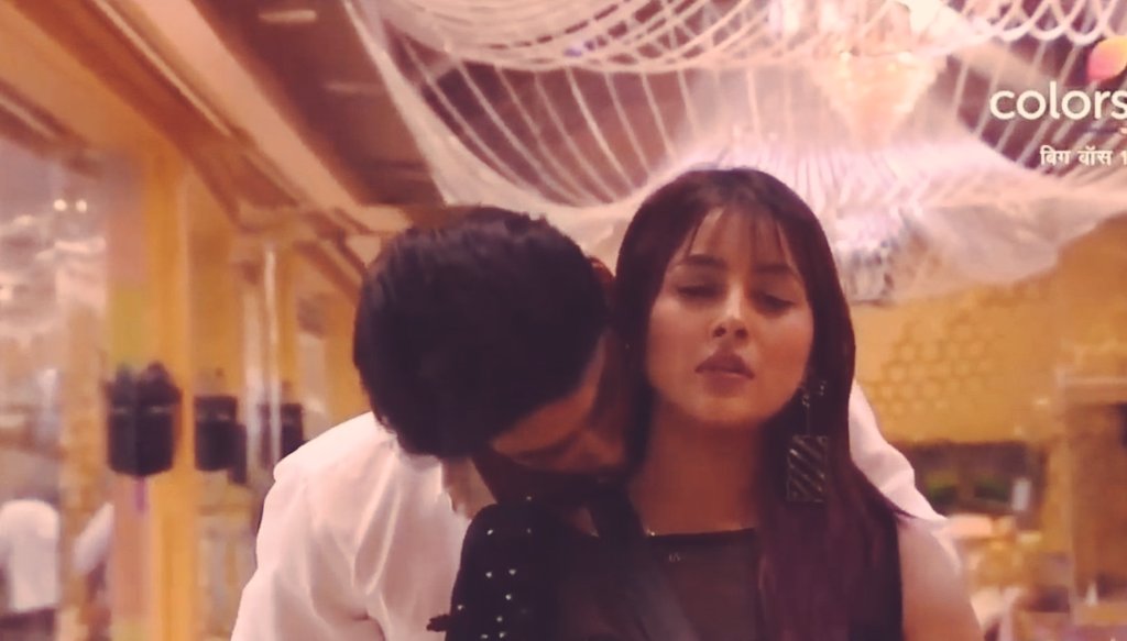 FitteMuhh's tweet photo. #OnlySidNaazFandomKnows 
the reason behind this neck kiss and shukla ji ka steps bhulna!!😜 https://t.co/KbTmanLffM