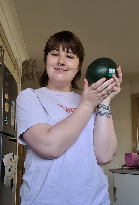 Me with small melon https://t.co/ATjesoo1py
