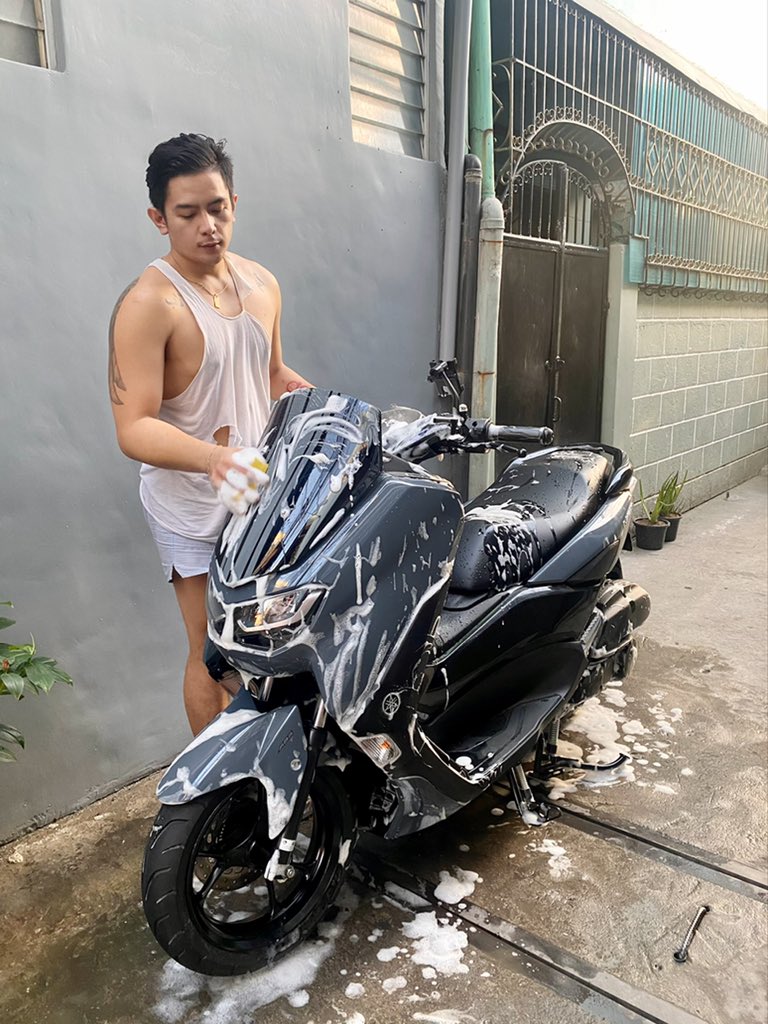 reedozapanta's tweet photo. May pambili ng nmax pero walang pambili ng sando at pang wash 🧽🏍😂
#firstshower https://t.co/oj37eEzsyr