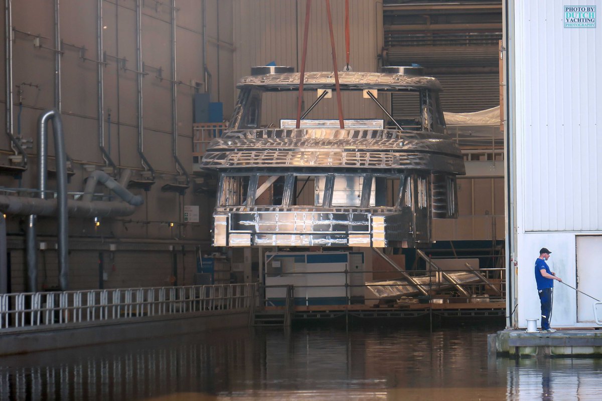 Dutchyachting's tweet photo. A #deckhouse was delivered for #Feadship #Aalsmeer today. The aluminium deckhouse, constructed by #ShipyardSlob in their new production hall in #Papendrecht, is most likely the for the 42.5m #YN709. YN709's hull is expected to arrive next week. Photos: Arie Boer &amp; @DutchYachting https://t.co/y0ydOT4X88