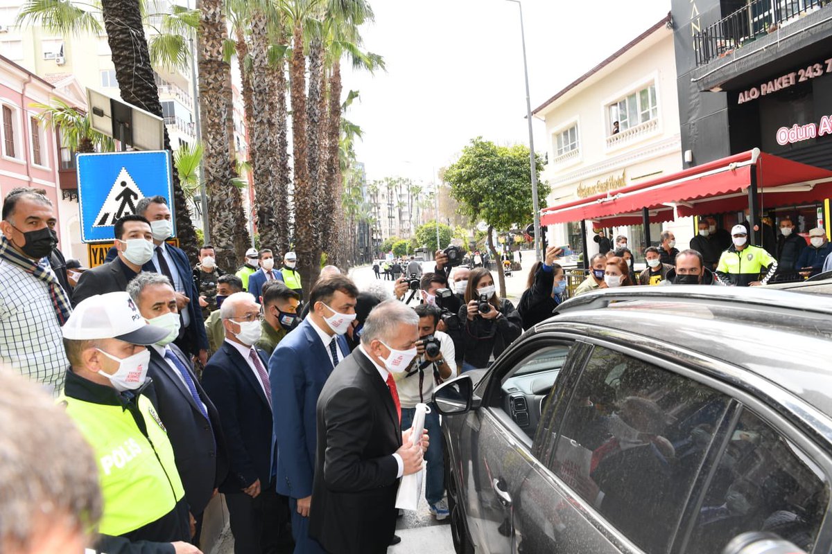 AntalyaValilik's tweet photo. Vali @ersinyazici1, Prof.Dr. Ömer Özkan ile Işıklar Caddesi’nde trafikte yaya önceliği ve güvenliği için #KırmızıÇizgi çekti. Standları ziyaret ederek çocuklarımıza #kırmızıdüdük hediye etti ve sürücülere yaya önceliği broşürü ve çantası dağıttı.
🚶‍♂️🚶‍♀️🚸

#YayalarKırmızıÇizgimiz https://t.co/4pmQWyPDxt