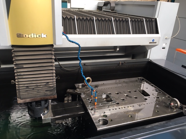 AandMEDM's tweet photo. #Sparkerosion of large #mouldtool to create βup & awayβ slots to force the moulded parts up & out. #Sodick attachment holding the electrode.
@SodickUSA #sparkEDM #sparkerosion #EDMmachining #bespoketoolmakers #toolmaking #PrecisionMachining #UKeng #gbmfg #ukmfg https://t.co/7111XVuIih