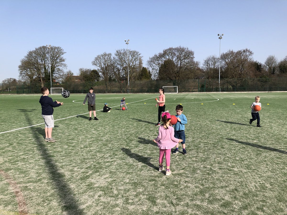 GwellaSportDev's tweet photo. Bore gwych yng Canolfan Chwaraeon Bwcle ar gyfer ein gwersyll aml-chwaraeon 5-11 oed 😁

Great morning at Buckley Leisure Centre for our 5-11 year old multi sports camp 😄 We did tag rugby and basketball today 🏉🏀 @aura_wales https://t.co/HhnIFJk4bE