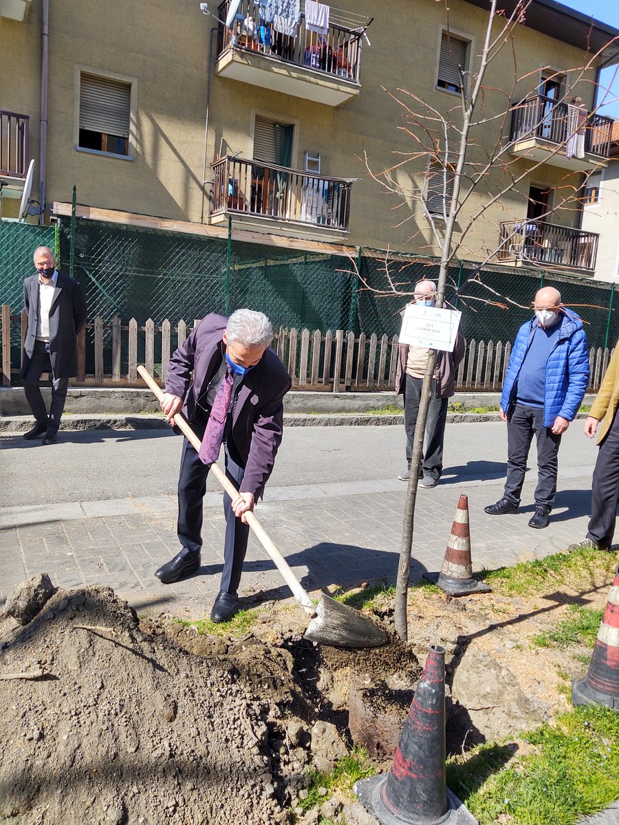 ComunediAosta's tweet photo. Piantumazioni in via #lexert nell'ambito del progetto sociale "Riuso, recupero e... ricordo nel mio quartiere”. @vallevirtuosa #associazionemia #csv @MinLavoro #rava https://t.co/zMMTzANXY4