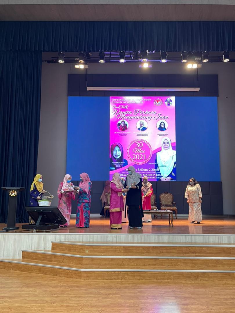 Jkr Wp Putrajaya On Twitter Pengarah Jkrwpp Anita Shafie Dijemput Sebagai Panel Bagi Program Pink Talk Wanita Perkasa Menyumbang Jasa Anjuran Puspanita Kkr Bertempat Di Dewan Tan Sri Mahfoz Khalid Moworks Jkrmalaysia Irzulkefly